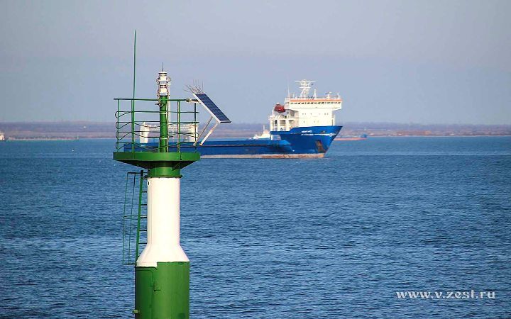 Маяк на входе в порт Крым